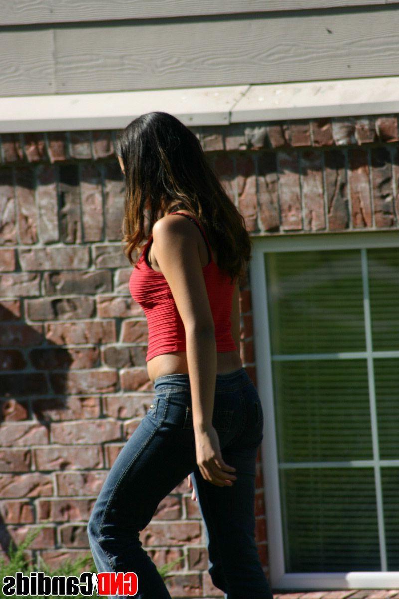 12P Pictures of sexy teen candids in public