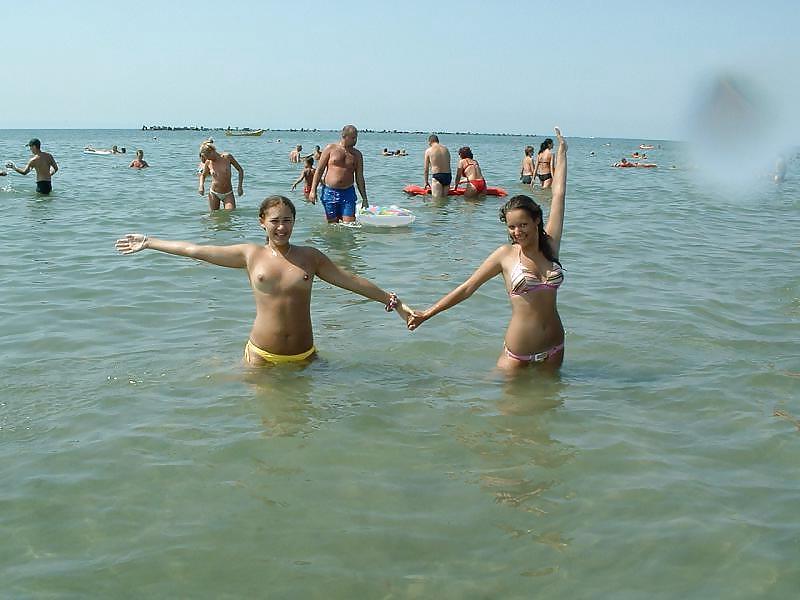12P BLACK SEA TOPLESS