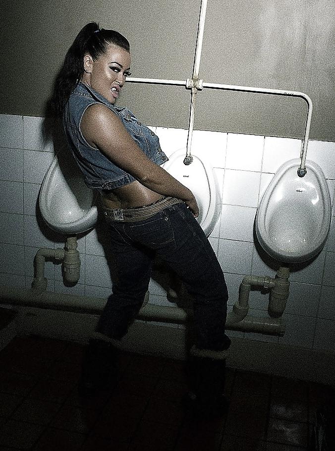 25P Amanda Rendall - Toilet