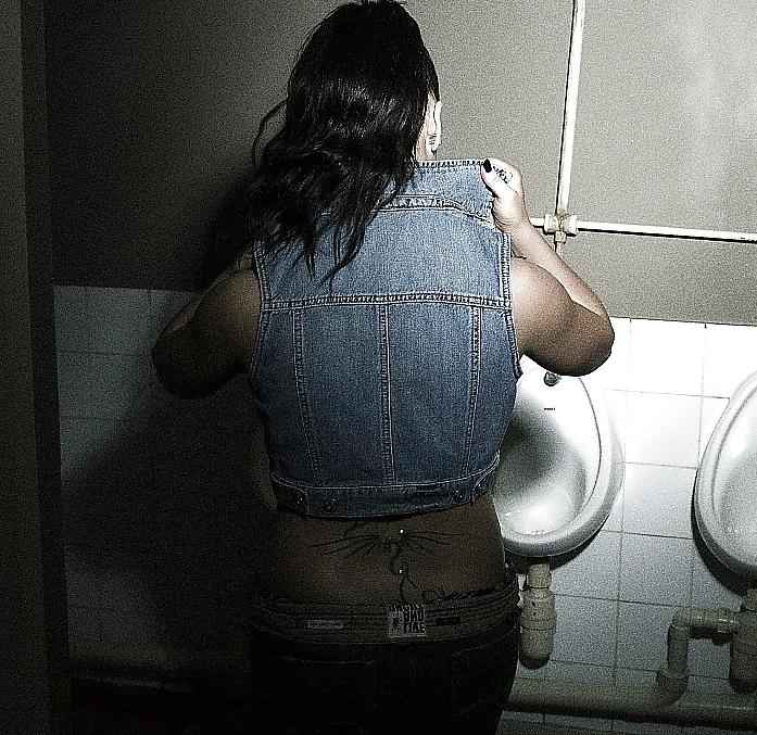 25P Amanda Rendall - Toilet