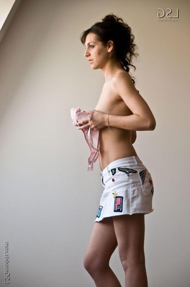 15P Pictures of a hot LSG model all nude for you