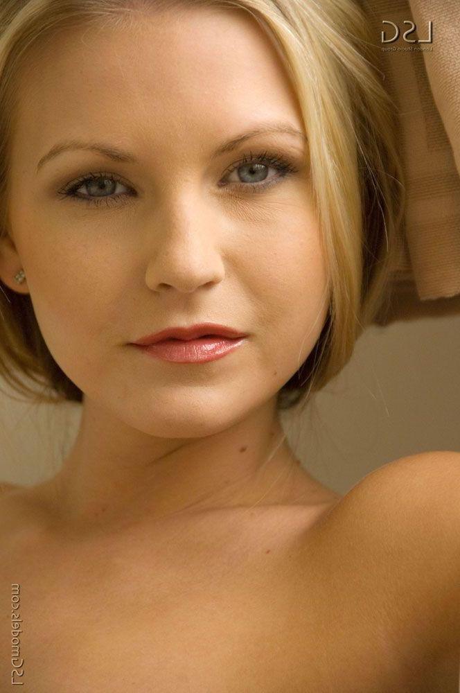 16P Pictures of a gorgeous blond teen giving you her pussy