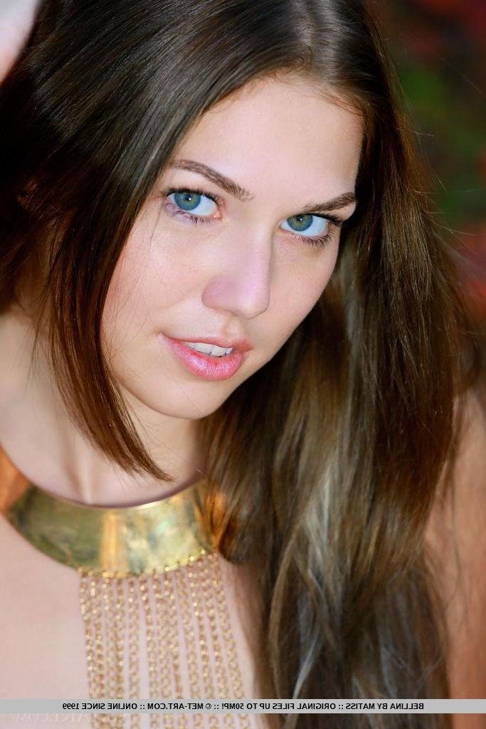 18P Beautiful teen Bellina shows off her hot nude body outside