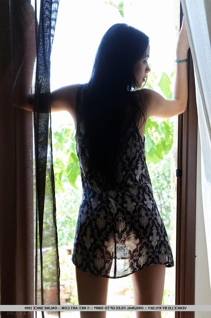 18P Brunette babe Venice Lei shows you what's under her dress