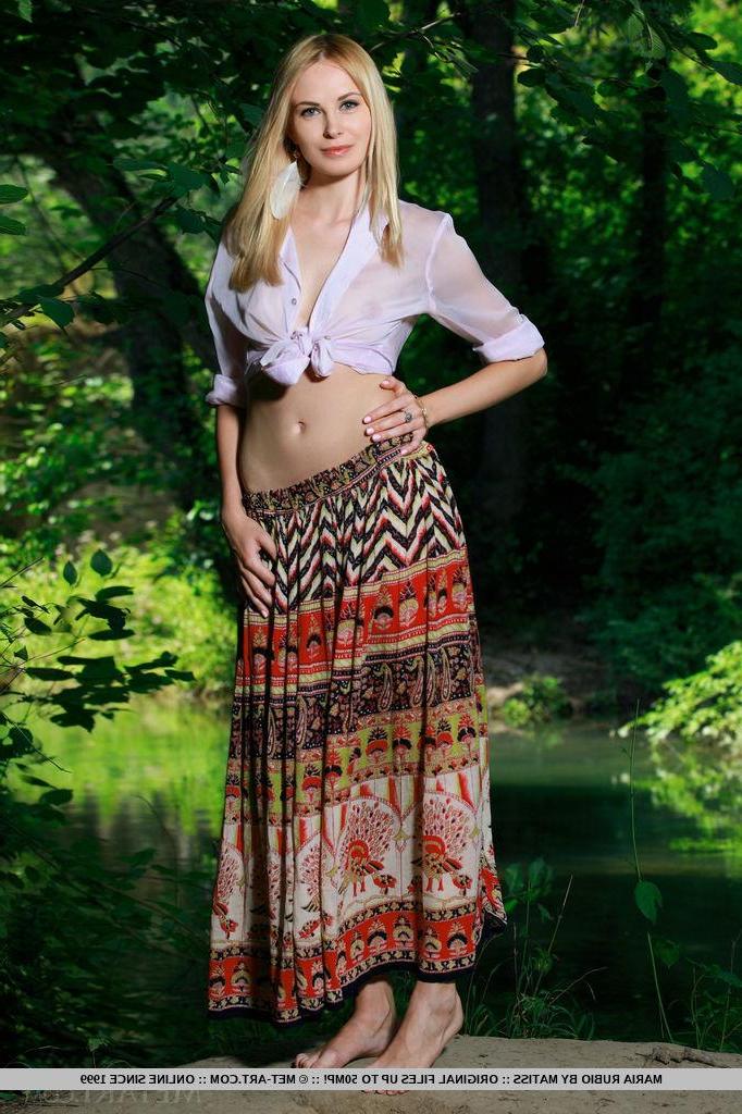 18P Blonde babe Maria Rubio strips completely naked for you outside