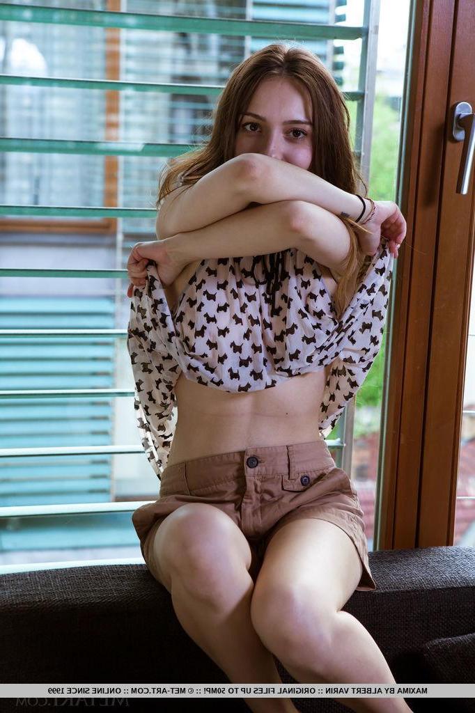 18P Stunning teen Maxima strips naked just for you