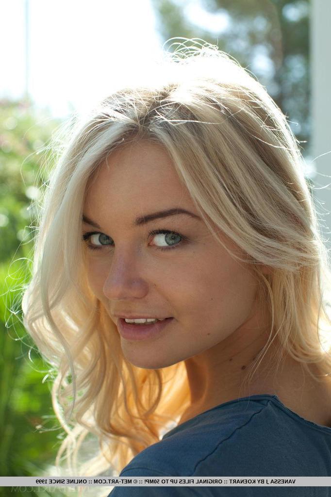 18P Blonde teen Vanessa J shows you her tight warm pussy outside