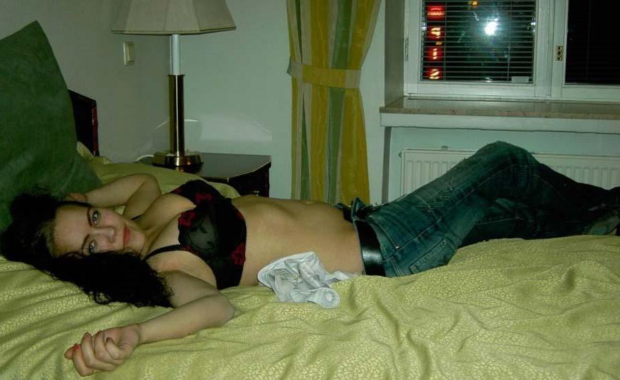 16P Pics of a hot brunette alt girl waiitng for you in bed