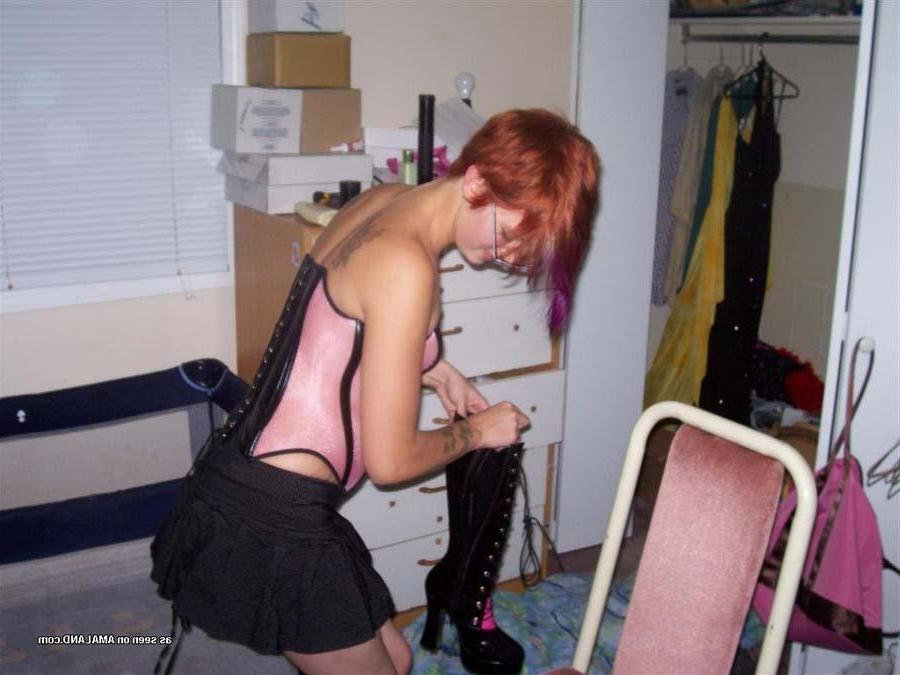 15P Pictures of a hot redhead scene girl showing her pussy