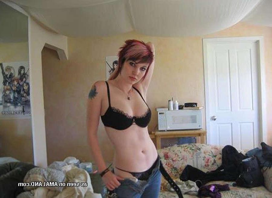 15P Picture gallery of an amateur punk hottie showing her tats