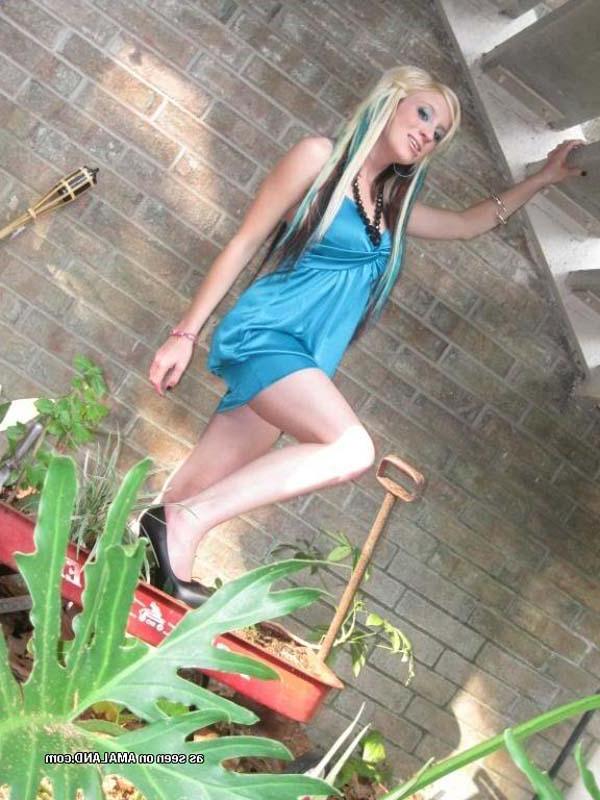 15P Picture gallery of a punk babe's playful photo shoot