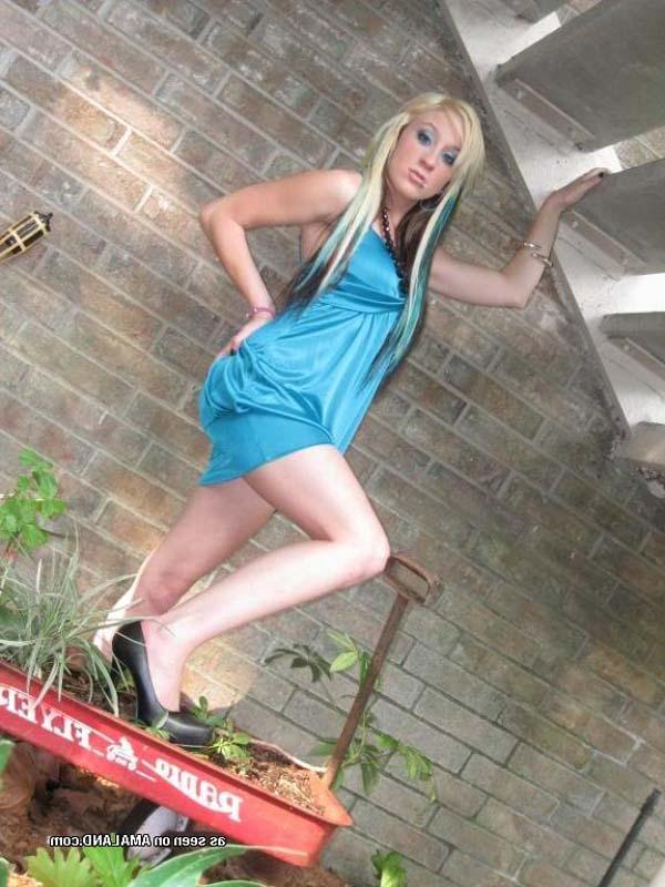 15P Picture gallery of a punk babe's playful photo shoot