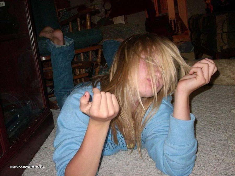 16P Collection of a cute amateur blondie's selfpics