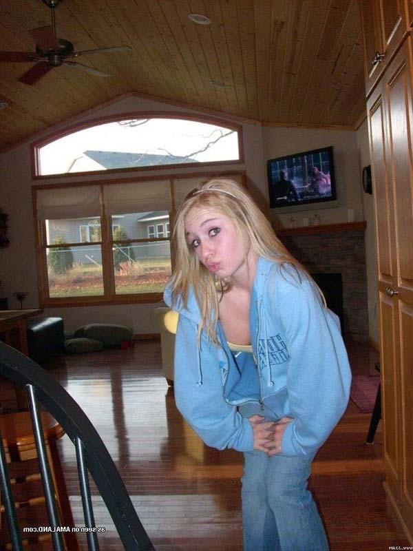 16P Collection of a cute amateur blondie's selfpics