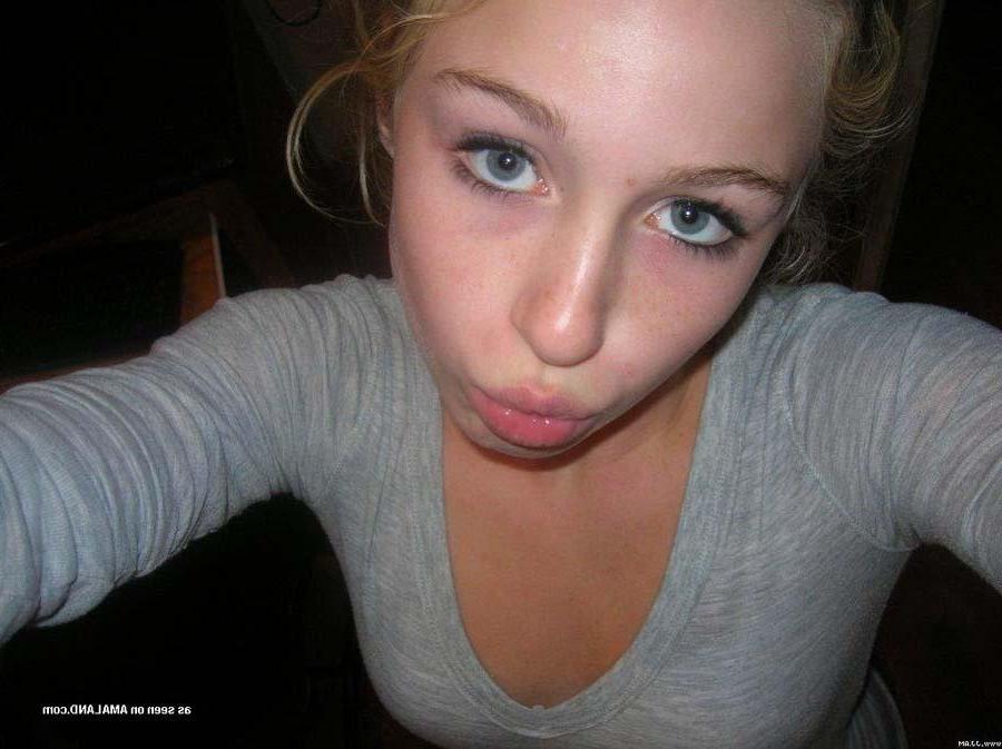 16P Collection of a cute amateur blondie's selfpics