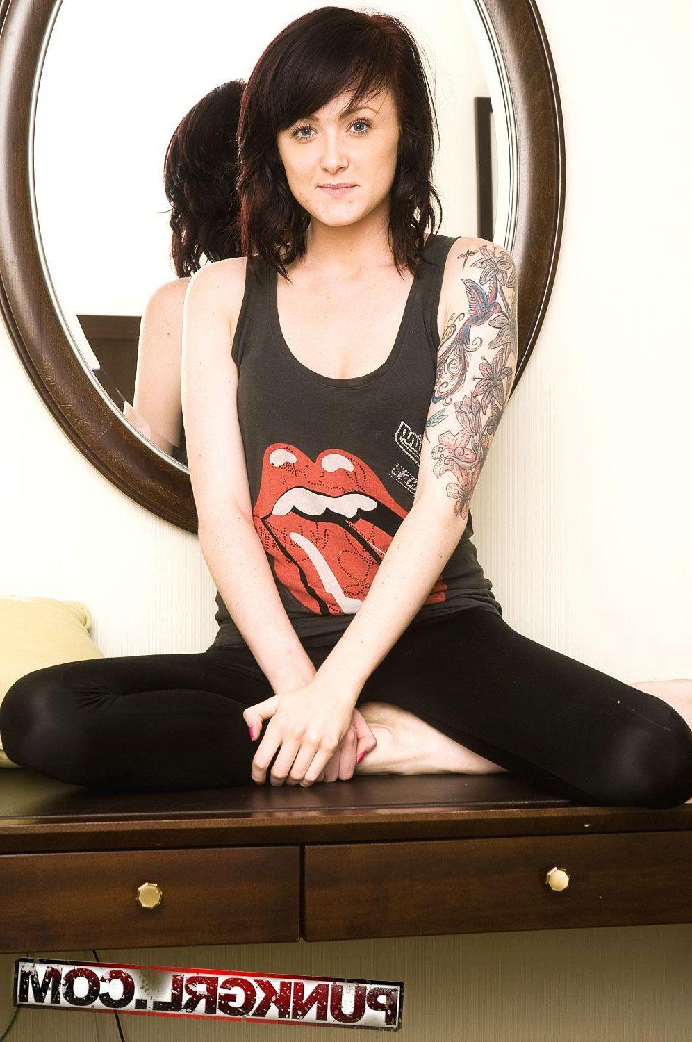 19P Pictures of punk girl Ceecee getting naked
