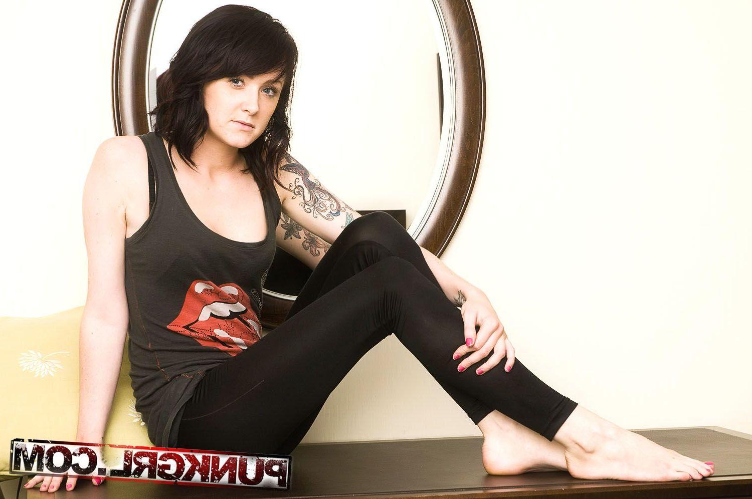 19P Pictures of punk girl Ceecee getting naked