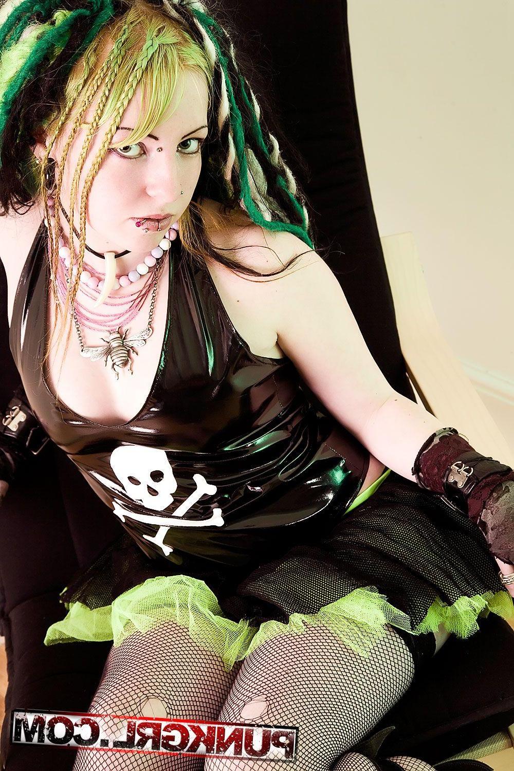 20P Pictures of teen punk Phexxie showing her hot fuckableness