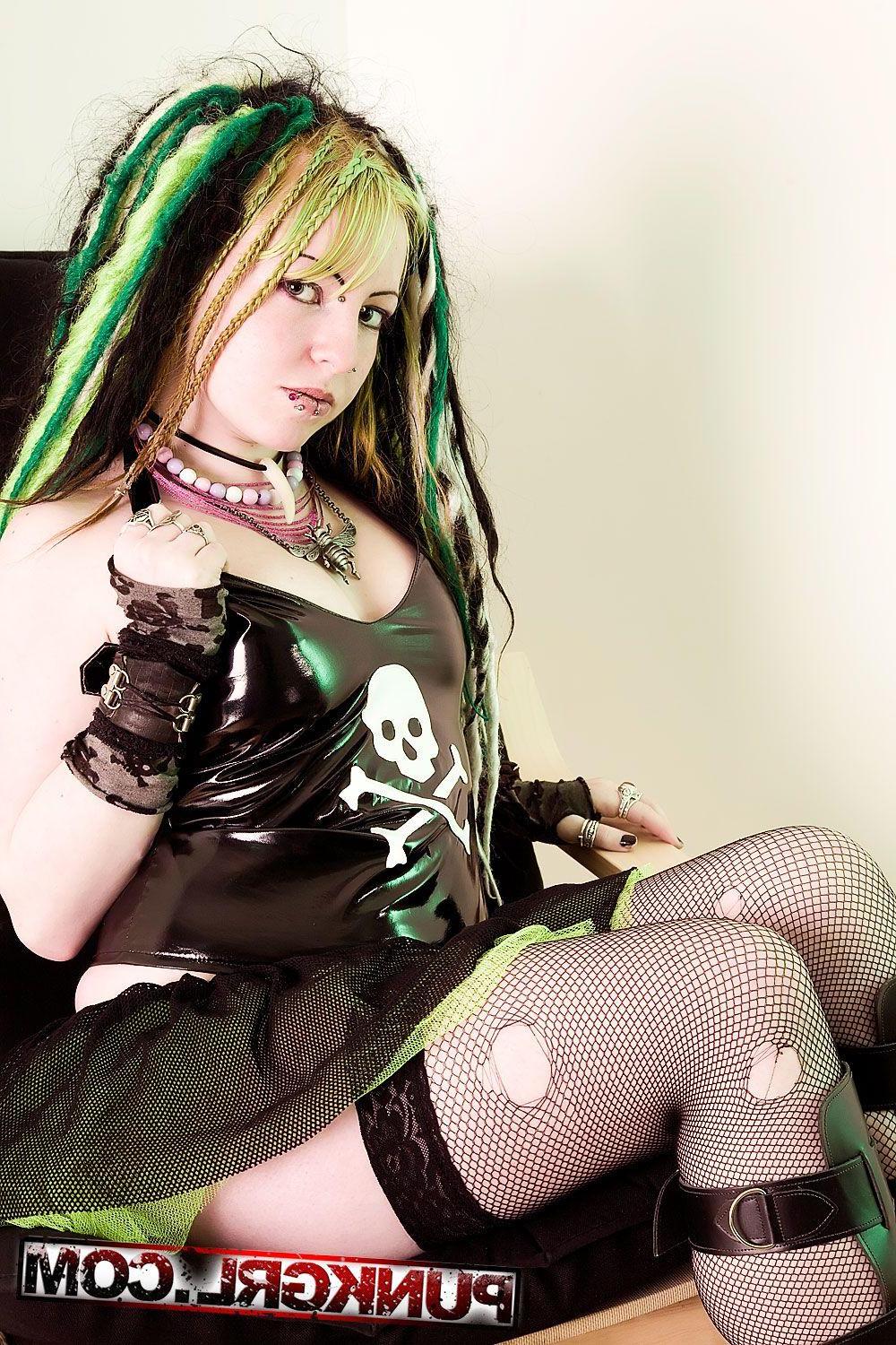 20P Pictures of teen punk Phexxie showing her hot fuckableness