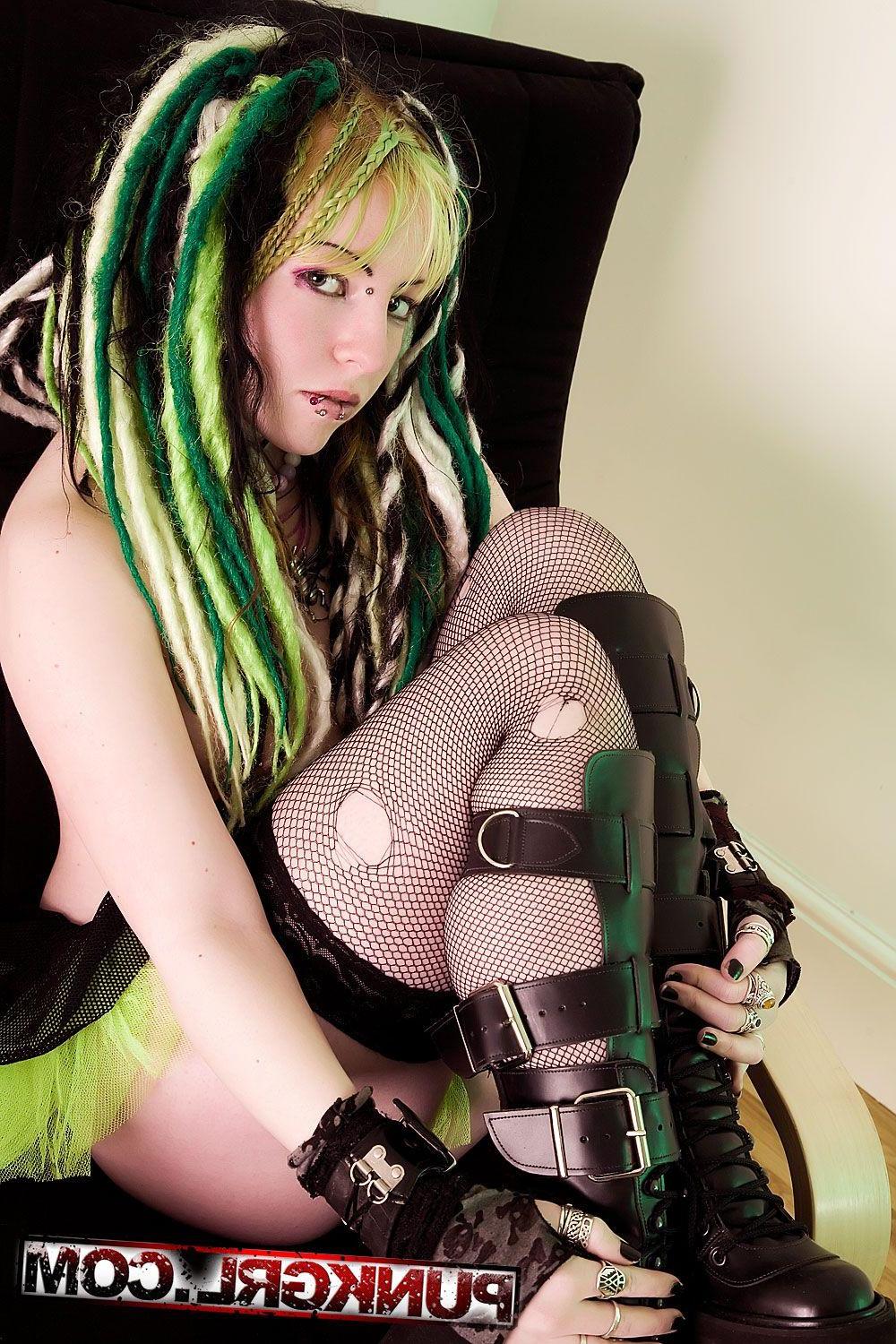 20P Pictures of teen punk Phexxie showing her hot fuckableness