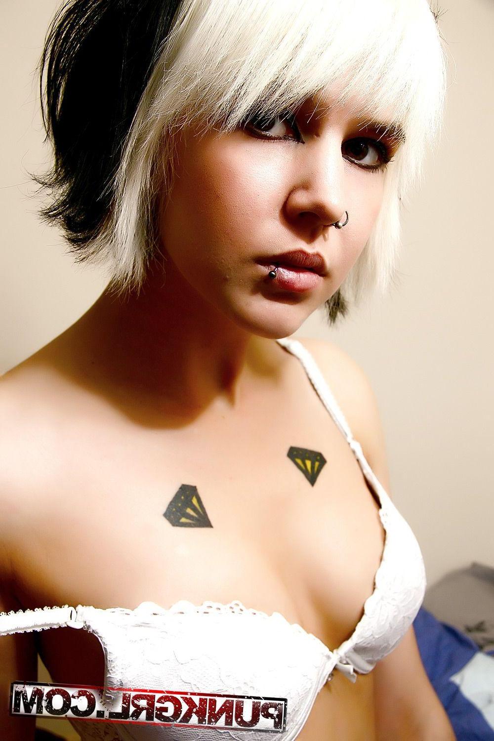13P Pictures of teen hottie Charlie getting kinky in bed