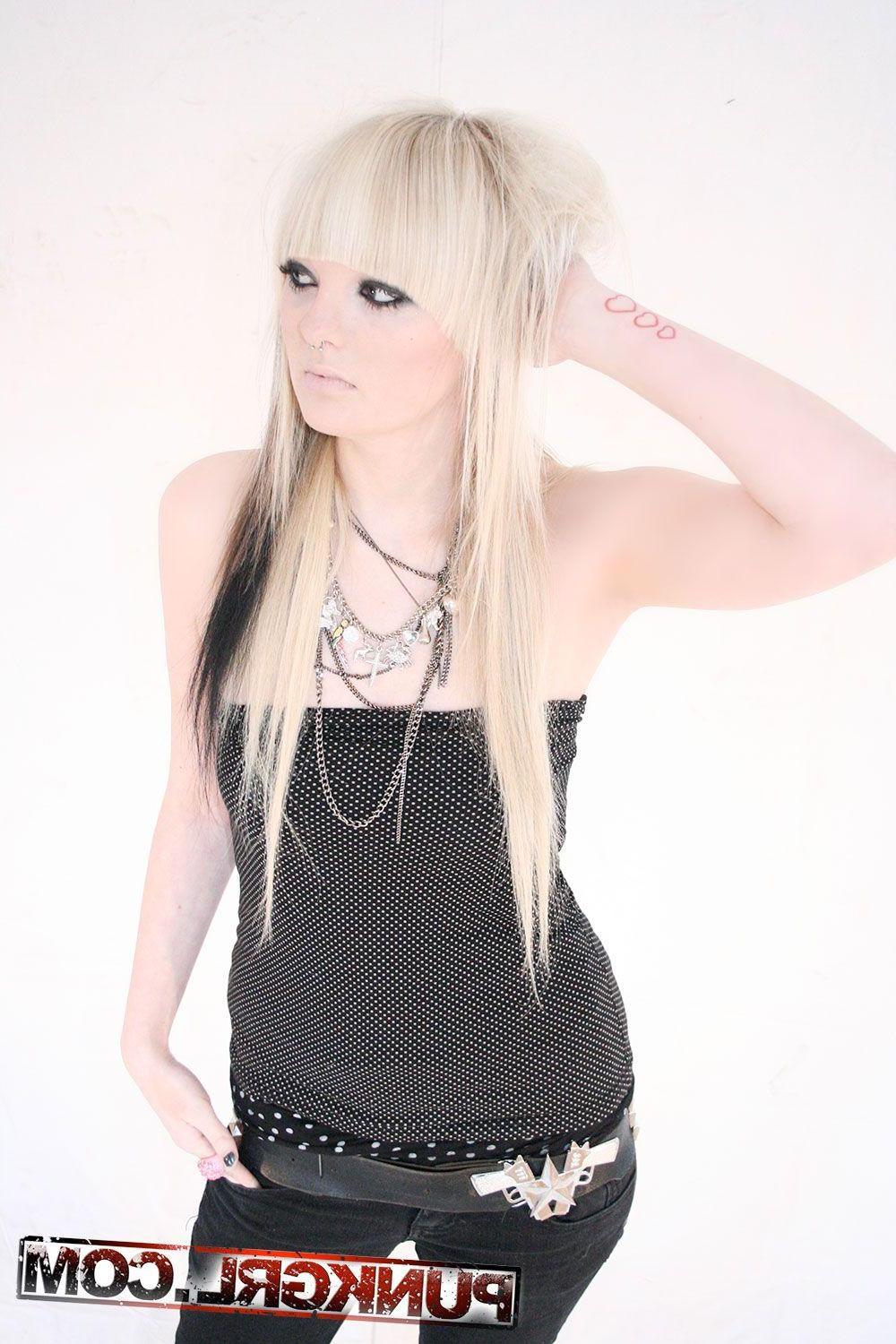 15P Pictures of teen punk Lola showing her hotness