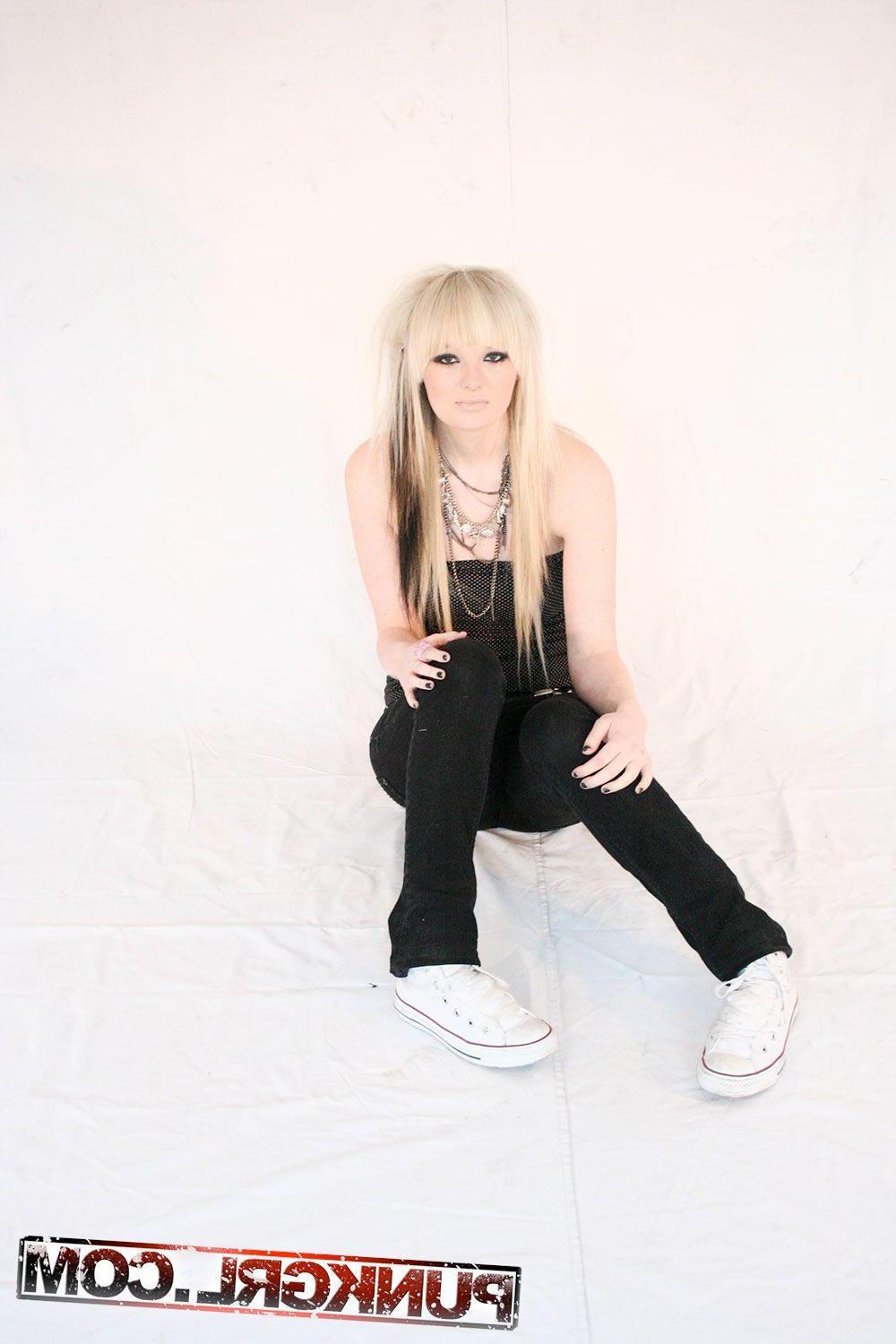 15P Pictures of teen punk Lola showing her hotness