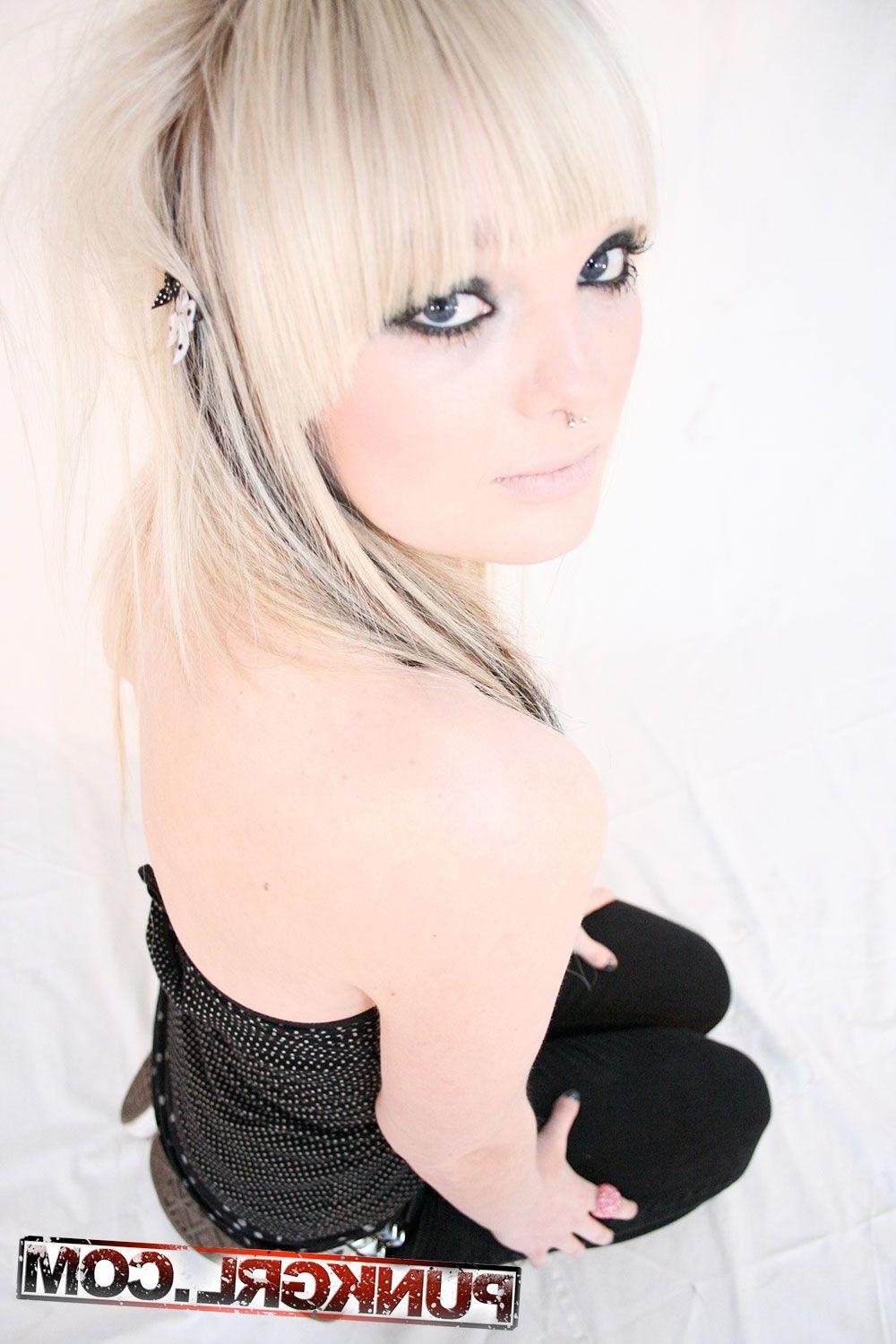 15P Pictures of teen punk Lola showing her hotness