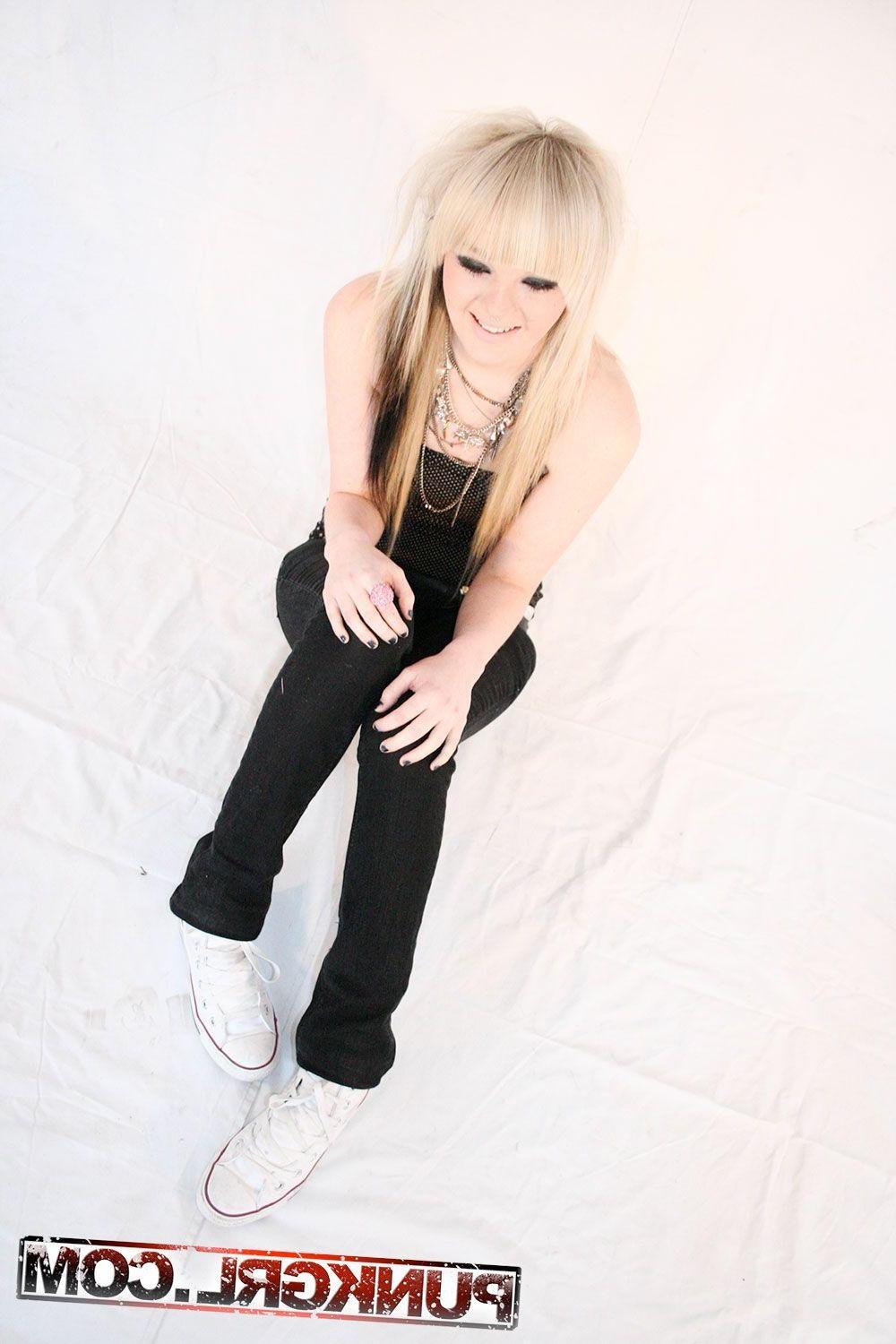 15P Pictures of teen punk Lola showing her hotness