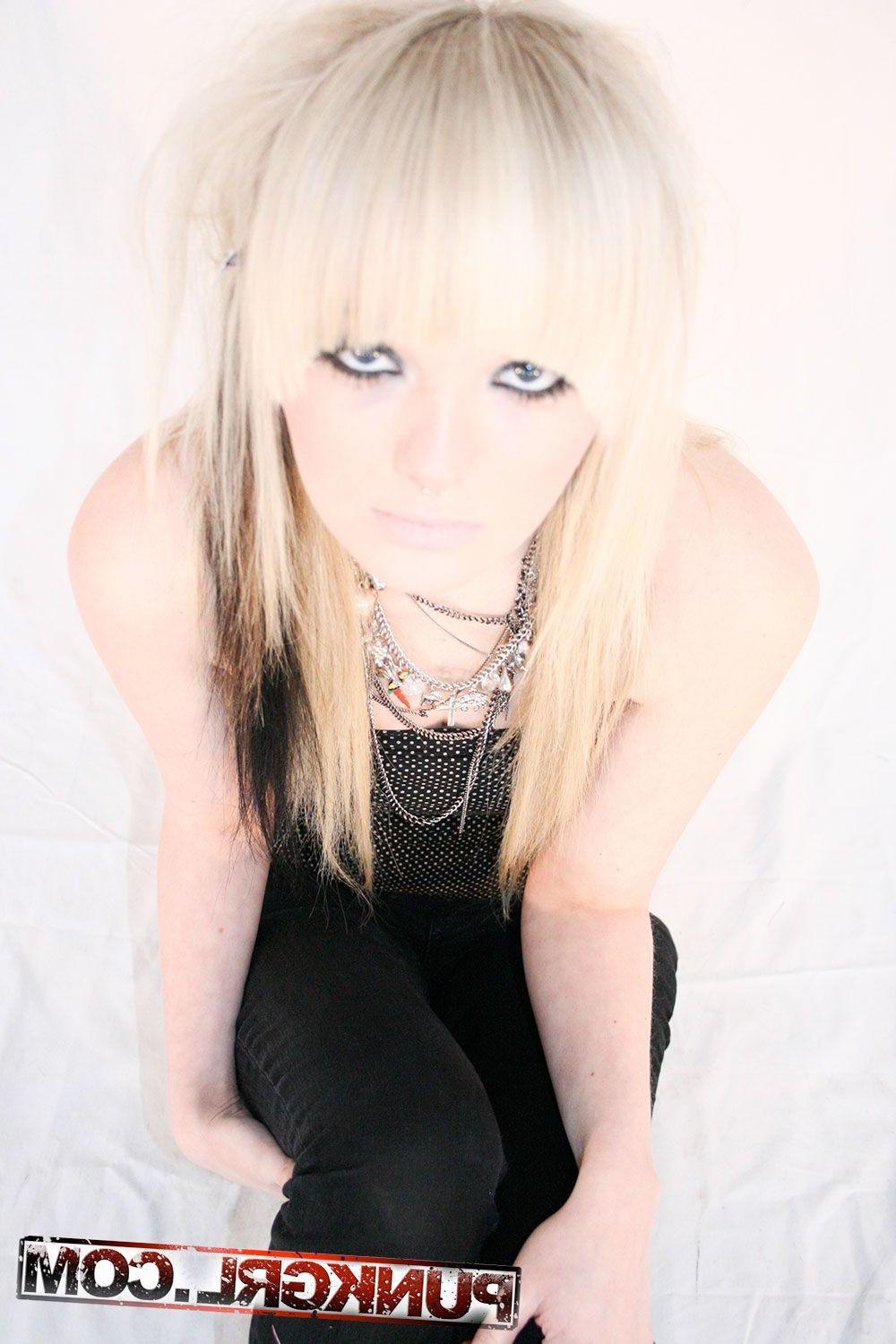 15P Pictures of teen punk Lola showing her hotness