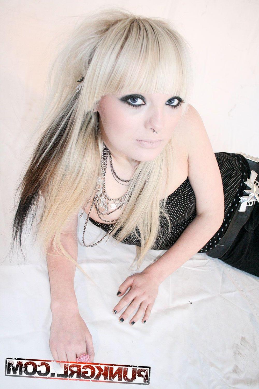 15P Pictures of teen punk Lola showing her hotness