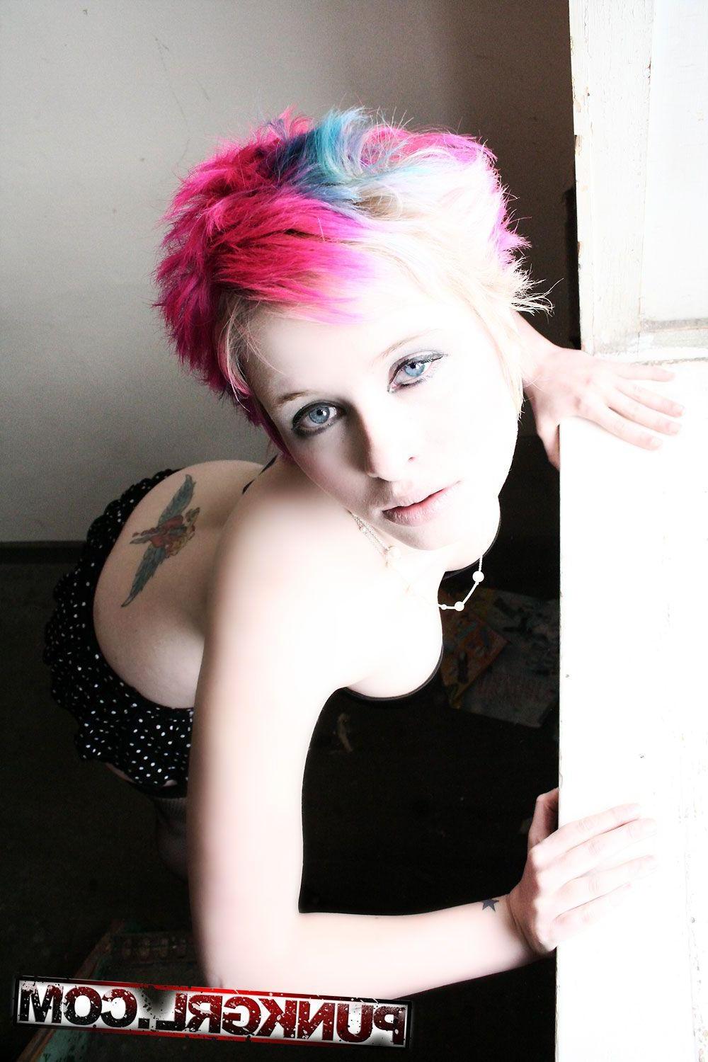 20P Pictures of Tokyo showing you her boobs