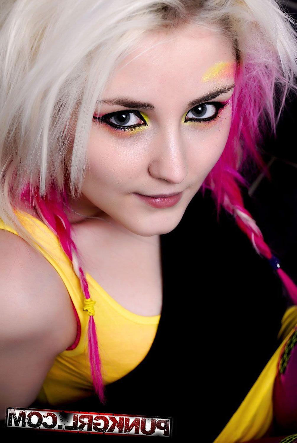 15P Pictures of teen punk Indii showing her hotness