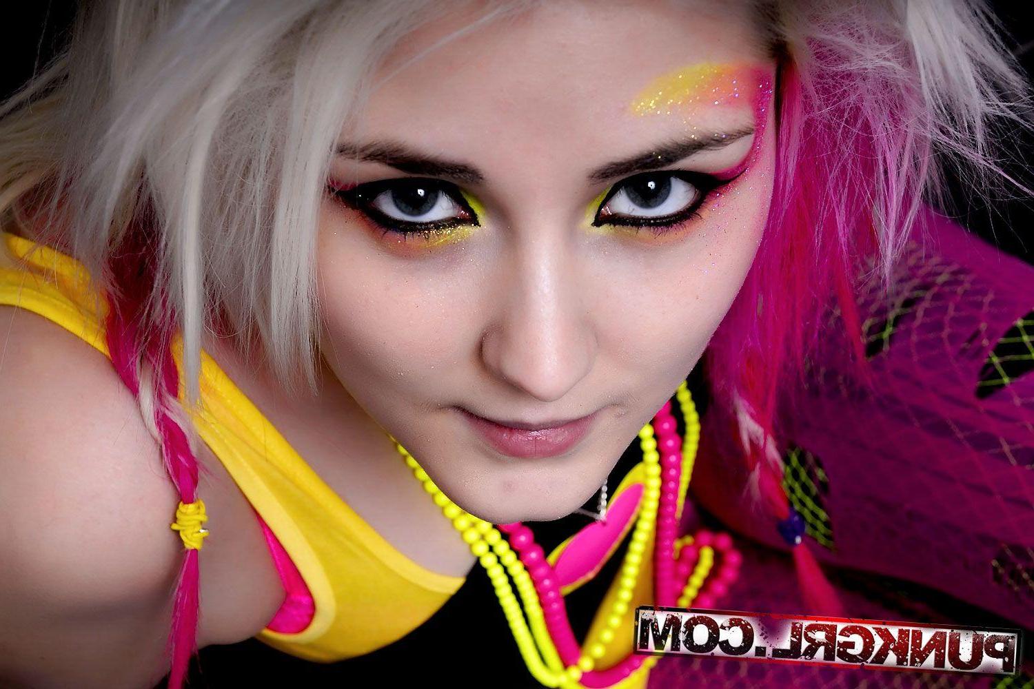 15P Pictures of teen punk Indii showing her hotness