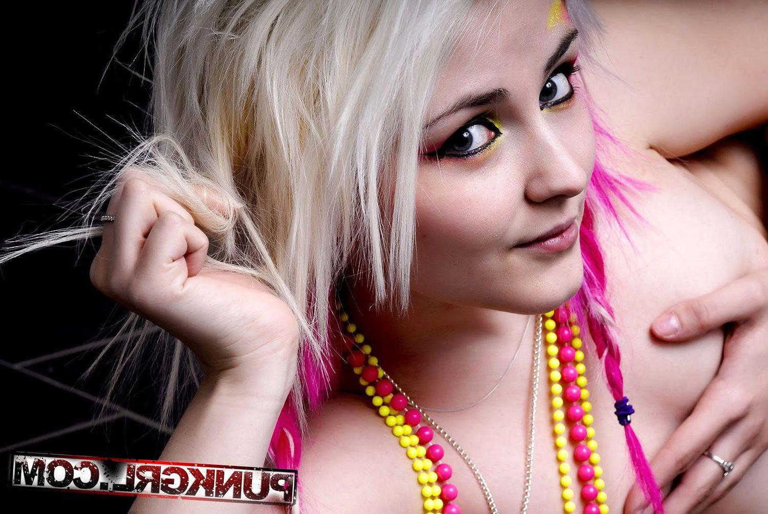 15P Pictures of teen punk Indii showing her hotness