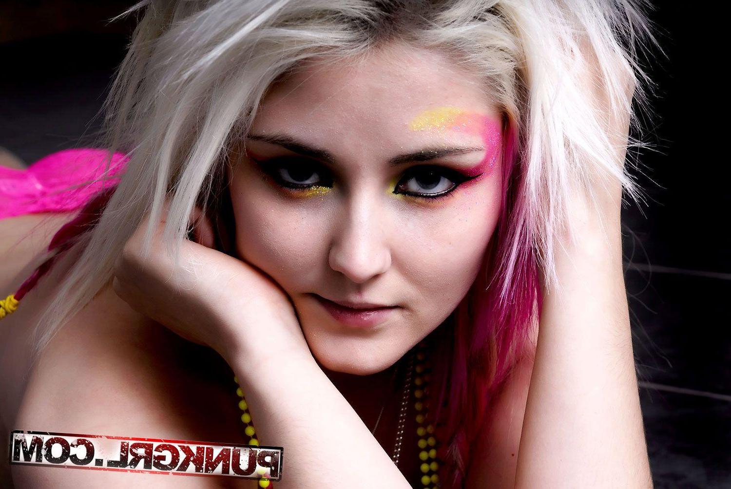 15P Pictures of teen punk Indii showing her hotness