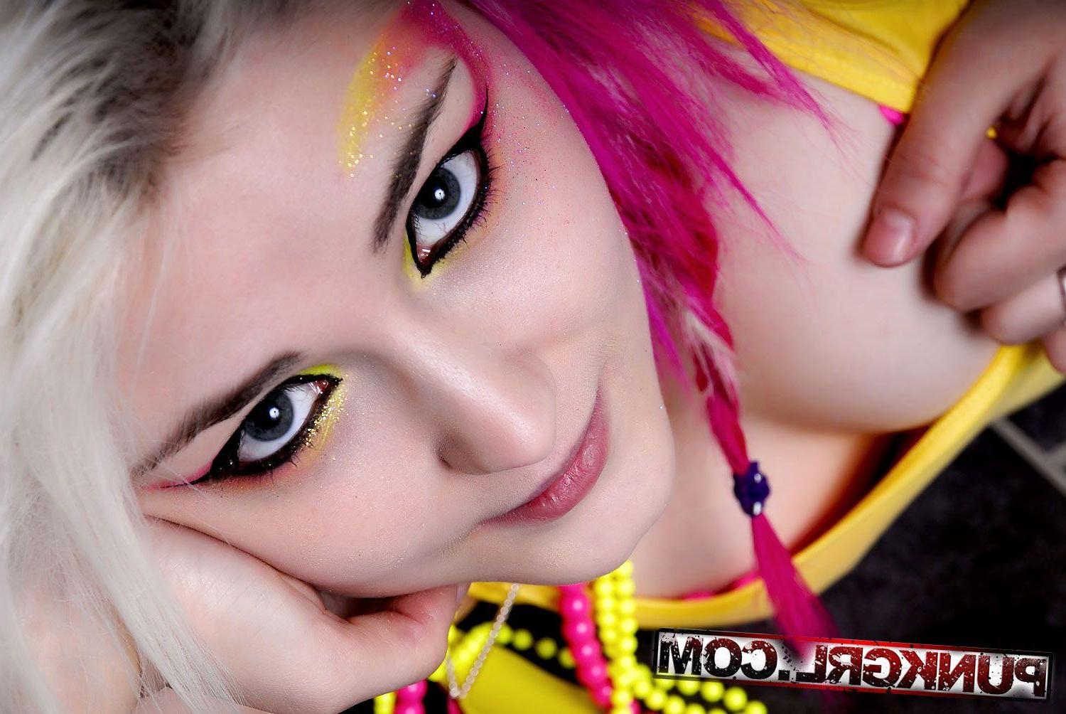 15P Pictures of teen punk Indii showing her hotness