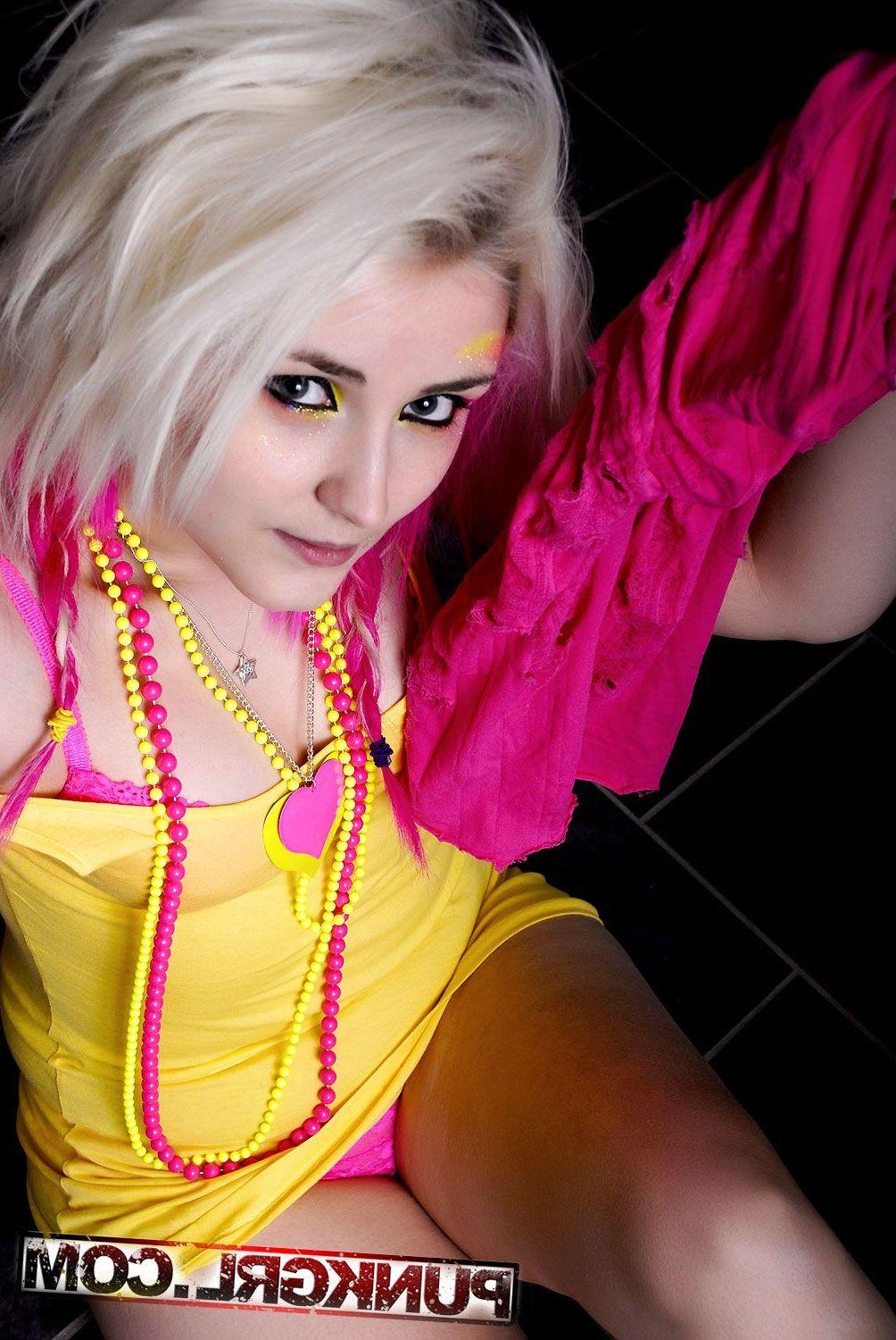 15P Pictures of teen punk Indii showing her hotness