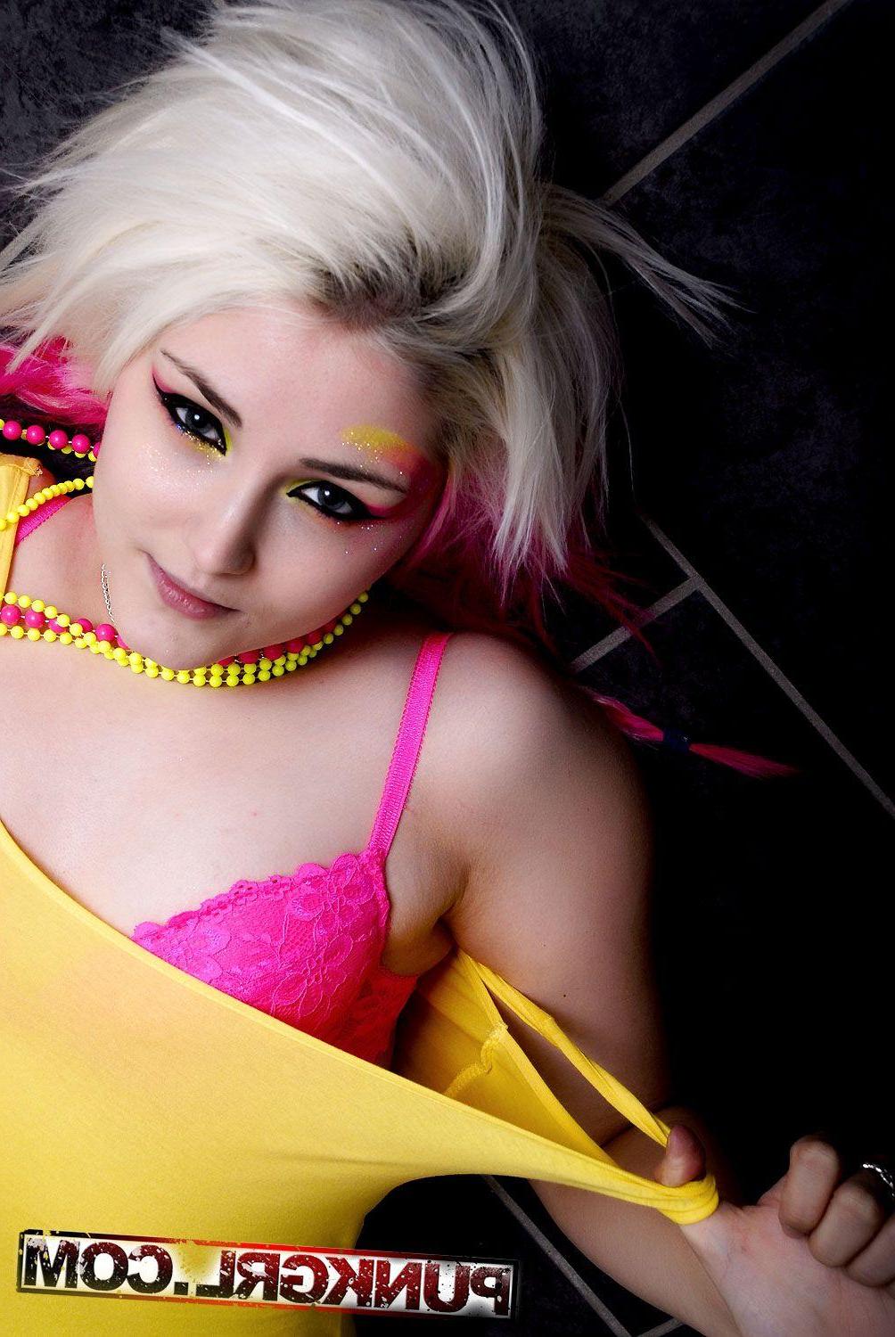 15P Pictures of teen punk Indii showing her hotness