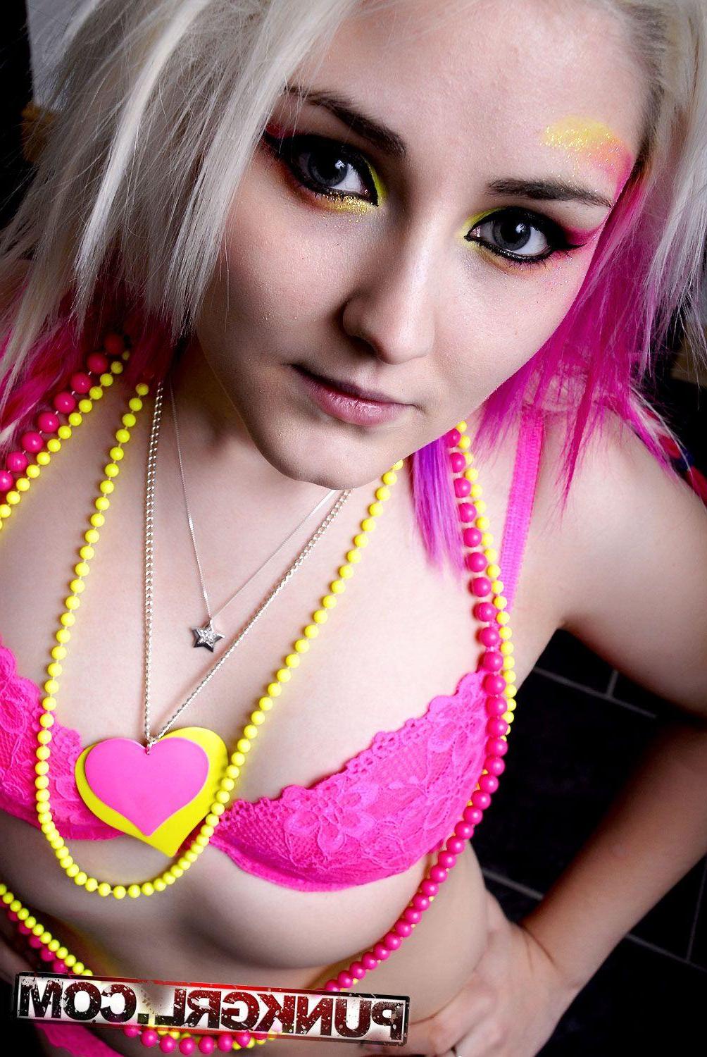 15P Pictures of teen punk Indii showing her hotness