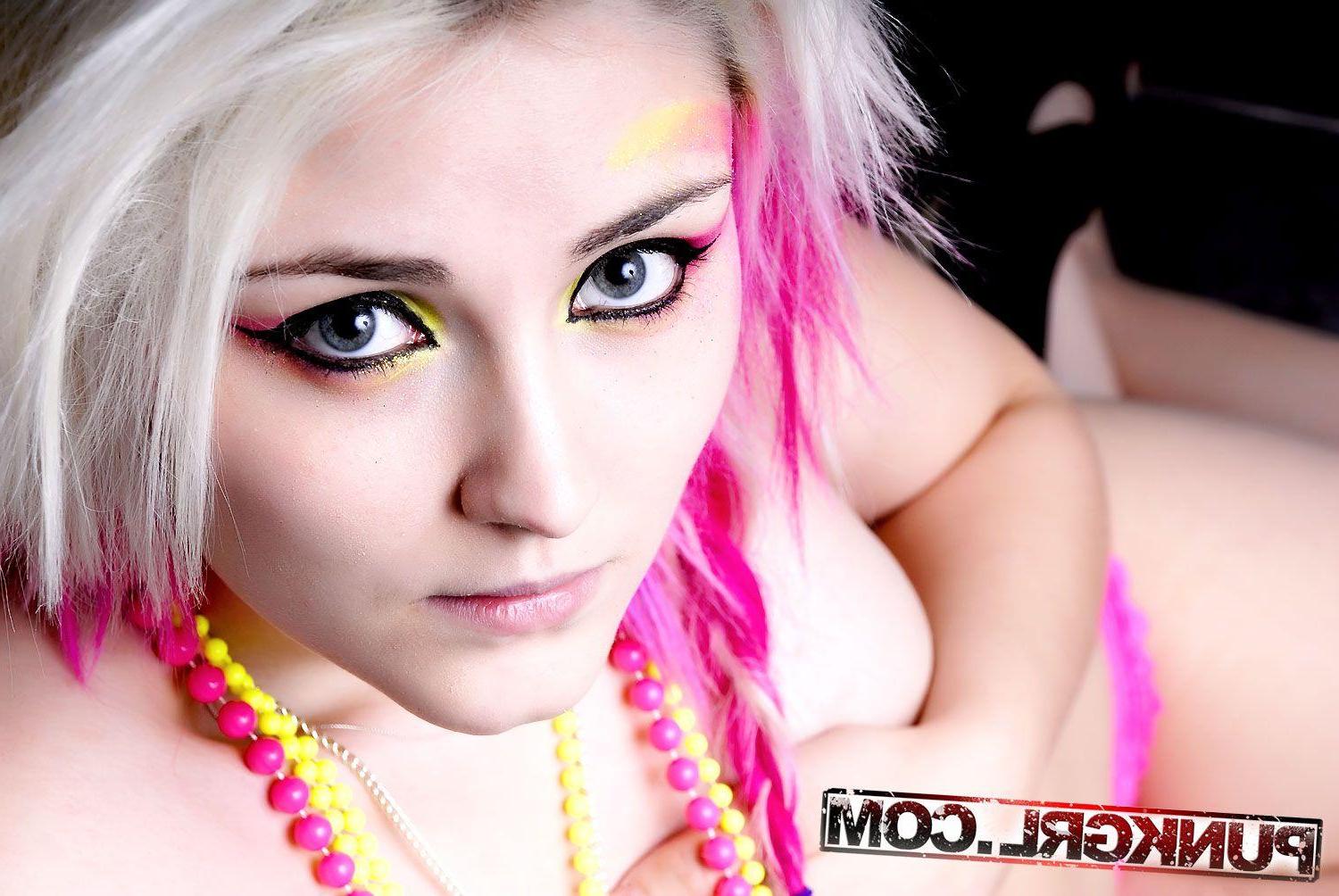 15P Pictures of teen punk Indii showing her hotness