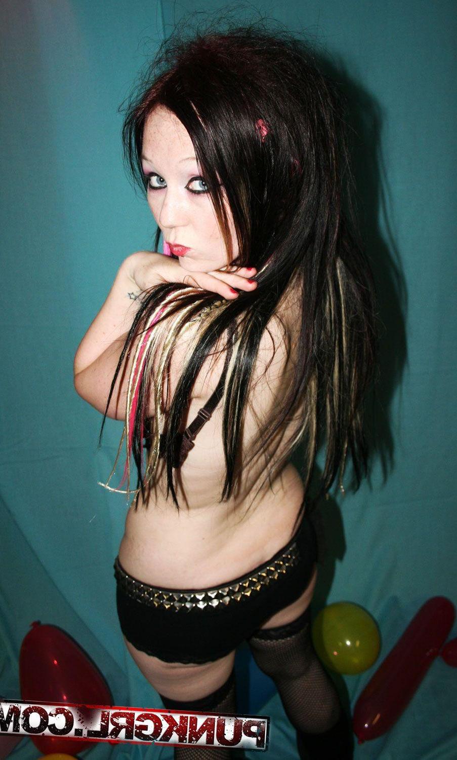 15P Pictures of teen punkl Charlie getting kinky with balloons