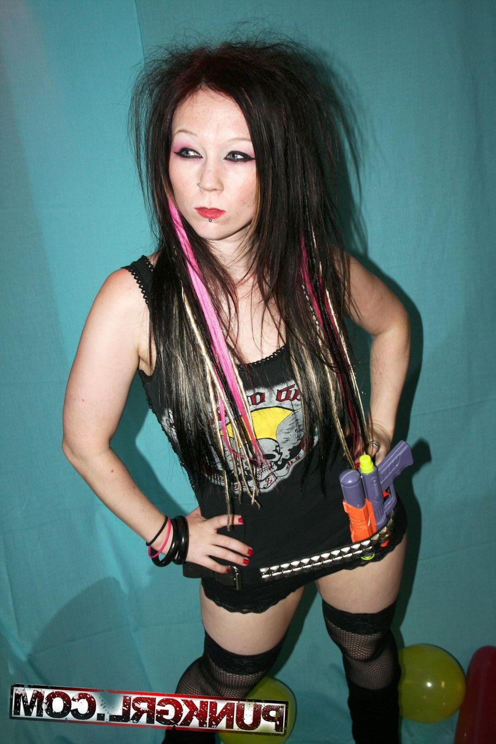 15P Pictures of teen punkl Charlie getting kinky with balloons