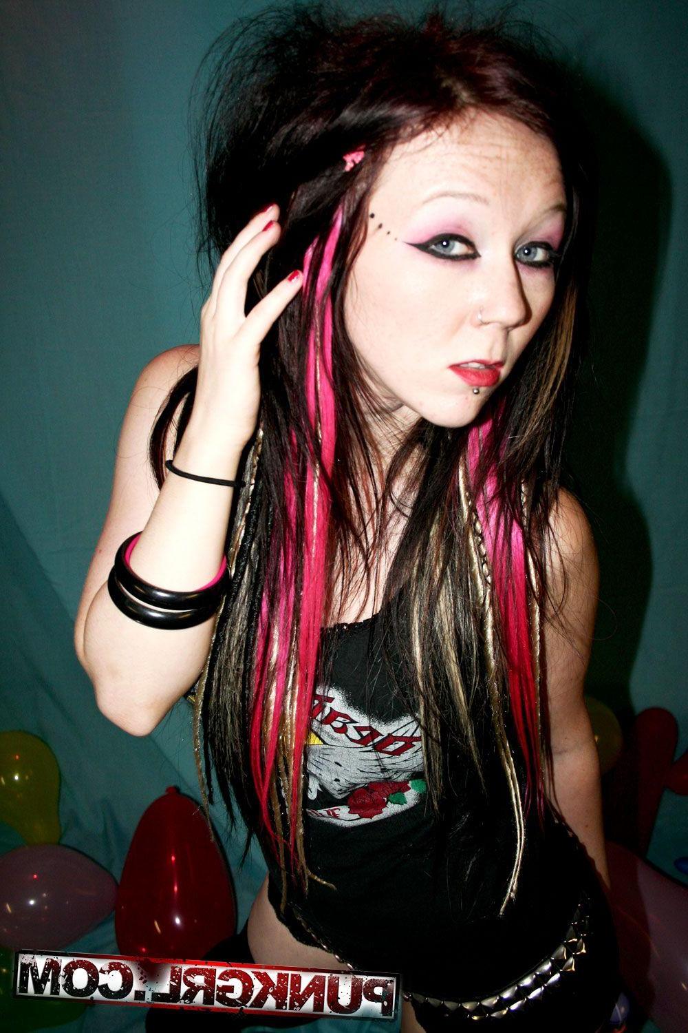 15P Pictures of teen punkl Charlie getting kinky with balloons