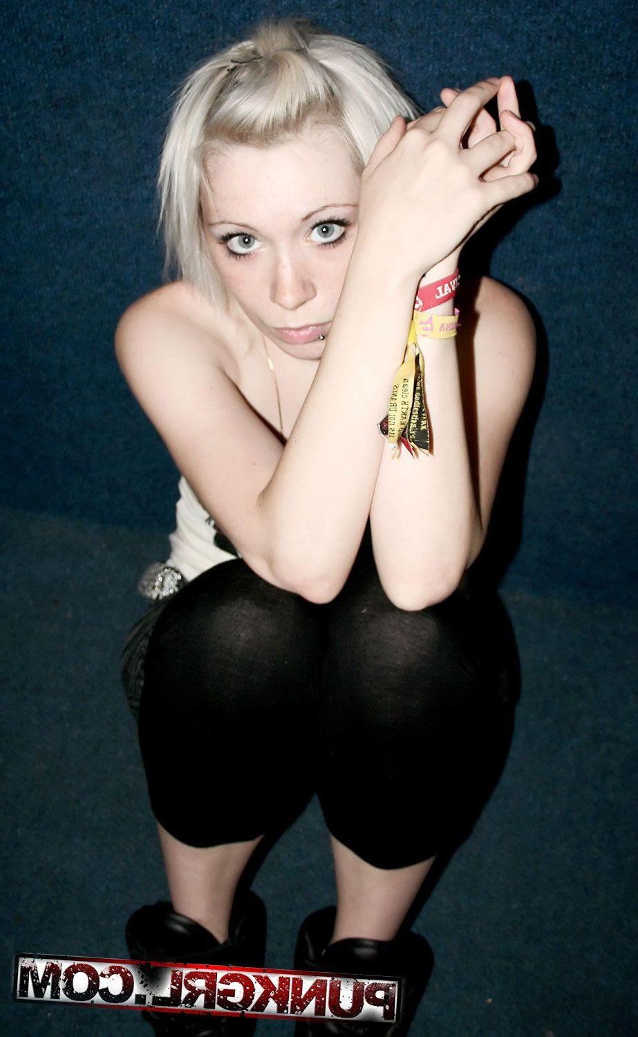 20P Pictures of punk teen Libby showing how hot she is
