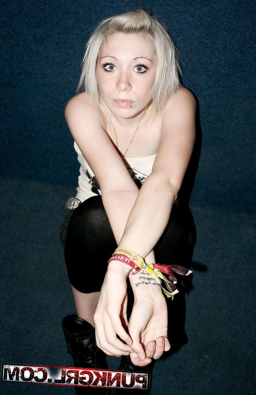 20P Pictures of punk teen Libby showing how hot she is