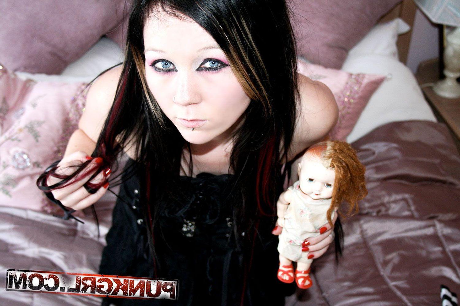 20P Pictures of teen punk Charlie being hot and kinky