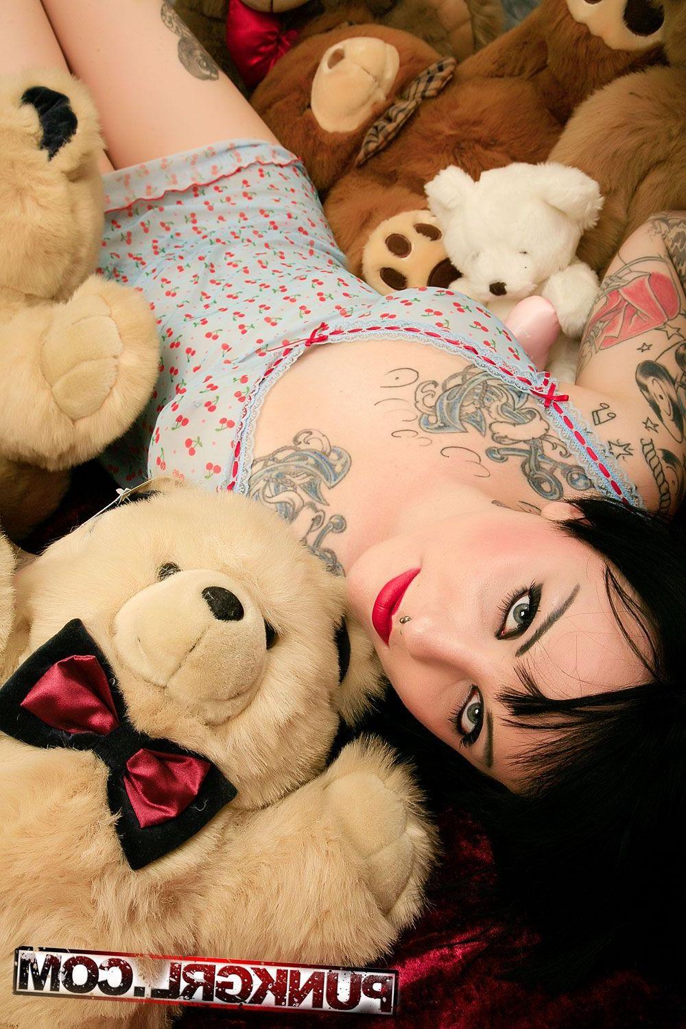 15P Pictures of teen punk Cherry teasing with her teddys