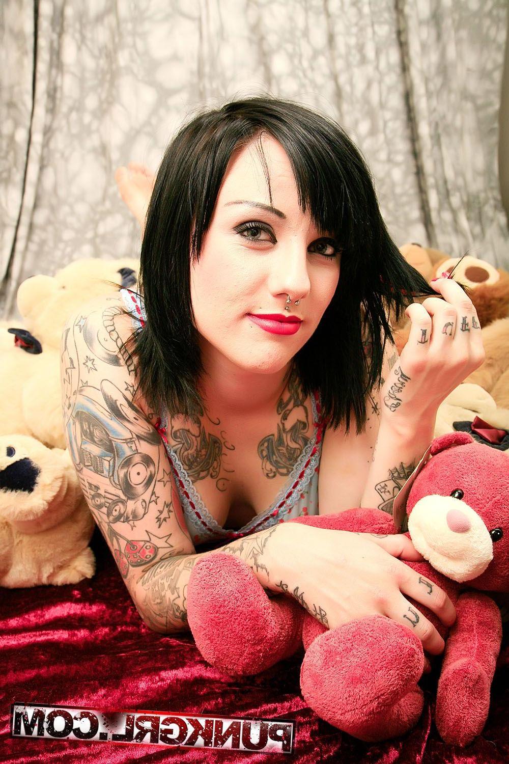 15P Pictures of teen punk Cherry teasing with her teddys