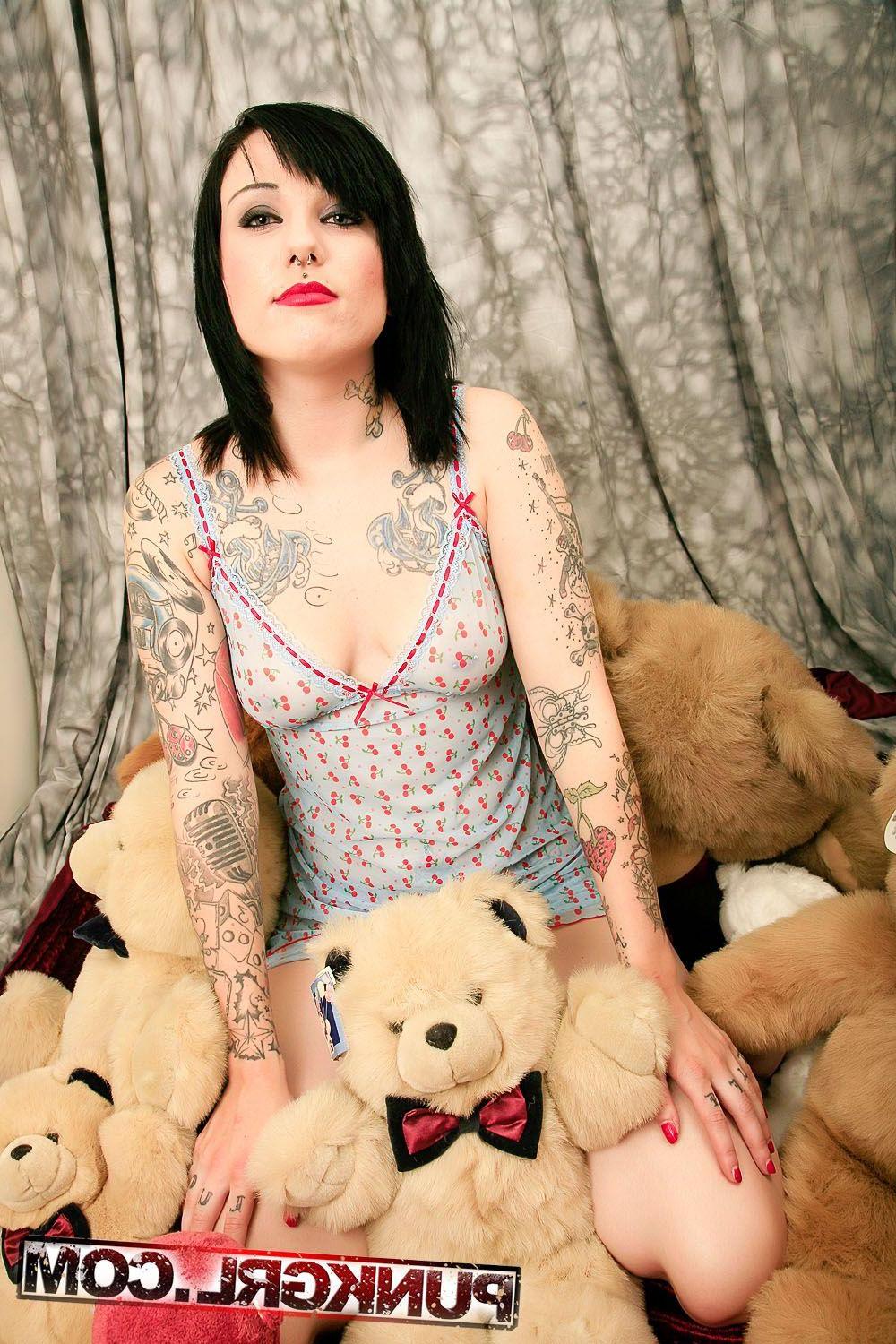 15P Pictures of teen punk Cherry teasing with her teddys
